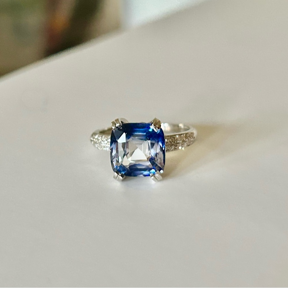 TANZANITE & NATURAL DIAMOND RING